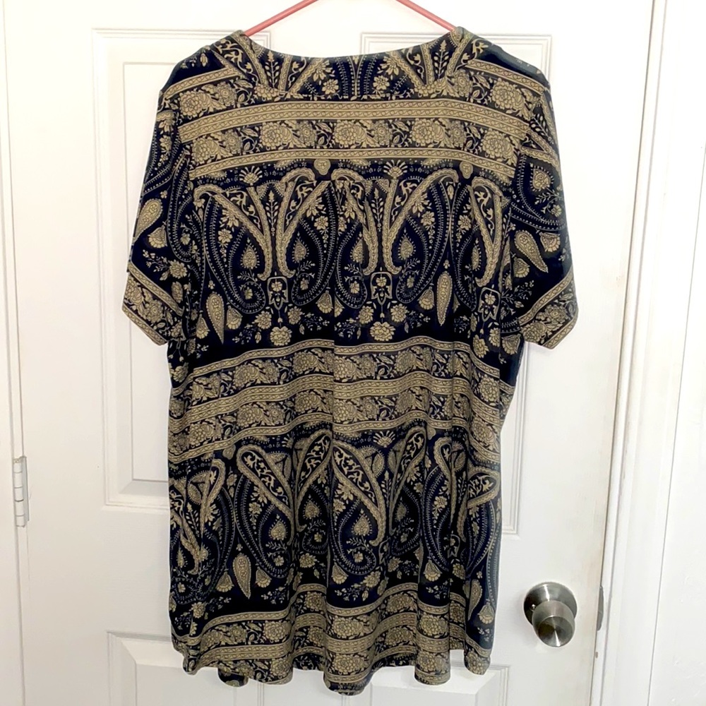 Folunsi Black & Tan V-neck - Picture 3 of 5